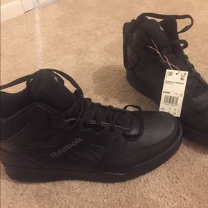 Size 13 4e wide Reebok shoes